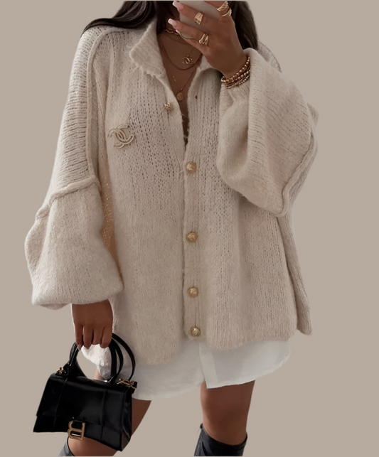 Oversize Strickjacke mit goldenen Knöpfen